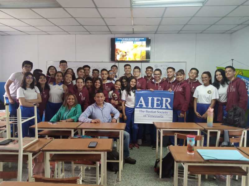 La Sociedad Bastiat dictó un taller de economía para&nbsp;jóvenes